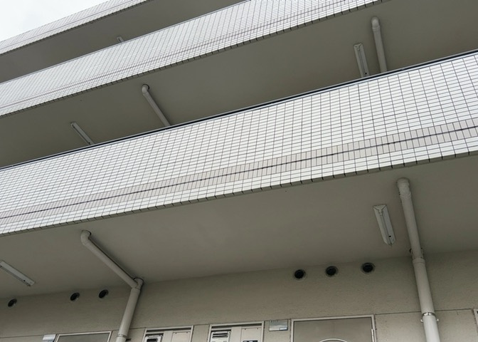 一般的なバルコニーは、奥行1.5ｍ程ですが、ワイルドバルコニーは2ｍまで広がっています。そのため洗濯物の間隔をあけ干すことができ、乾きやすいというメリットや、ガーデニングが楽しめる等の特徴があります。