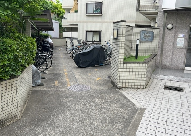 車一台あたりに必要なスペースは、標準サイズの普通自動車で横幅2m50cm、長さ5mは必要になります。ただし、乗降のことも考慮して横幅3m30cm、長さ5m50cmほどは確保できるところを選びましょう。