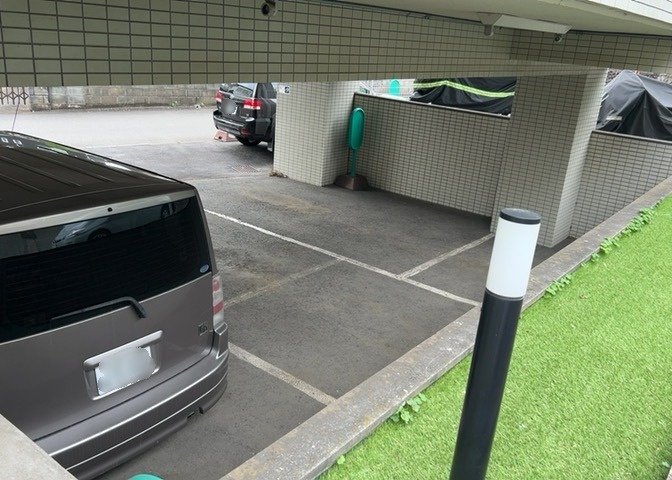 駐車場と明記されていても、最小スペースでつくられた駐車場だと大型車は駐車できなかったり、出入りしにくくなったりする可能性があります。お車のサイズと購入したい物件の駐車場のサイズを現地で確認しましょう。