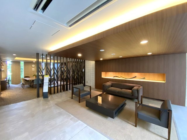 エントランスホール内部の様子です。落ち着いた雰囲気が漂う上質な共用空間となっており、掃除が行き届いた綺麗な環境が保たれています。住まう方の安心とプライバシーを守る快適な共用スペースです。