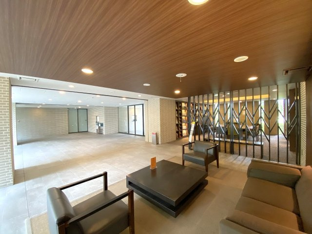 エントランス全体の写真です。広々とした開放感のある造りで、マンション全体の管理体制の良さが伺える美しい空間です。車椅子やベビーカーでの移動もスムーズに行える配慮された動線設計となっています。