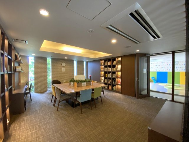 図書スペースです。落ち着いた雰囲気の中で読書や学習に集中できる静かな空間が確保されています。マンション共用部ならではの便利な設備で、住まう方の快適なライフスタイルや日常を豊かにサポートしてくれます。