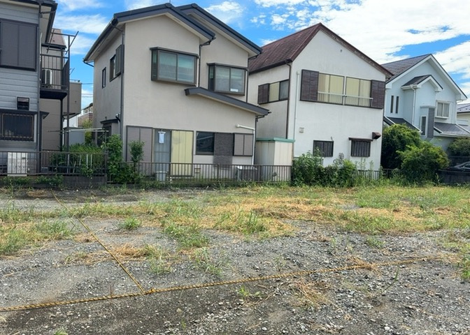 土地の面積＝住宅面積ではありません。建ぺい率の問題などで、土地のある場所によって住宅を建てられる面積は限られています。高さもしかり、「土地」という言葉の中には、建築条件も含まれると考えておきましょう。