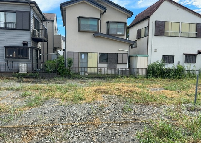 家を建てる場合、方位は要チェックです。現実的に日当たりのよい家ならばリビングは南側、建築基準法でも北側に当たる家への配慮は求められています。土地を見学に行く際は、方位磁針を持って行くようにしましょう。