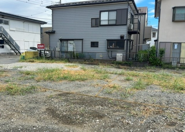 土地の前の道路に消火栓が設置されていることがあります。この場合、道路交通法第45条第1項により、駐車禁止の場所が指定されています。そのため、車庫などの駐車スペースをつくることができない場合があります。