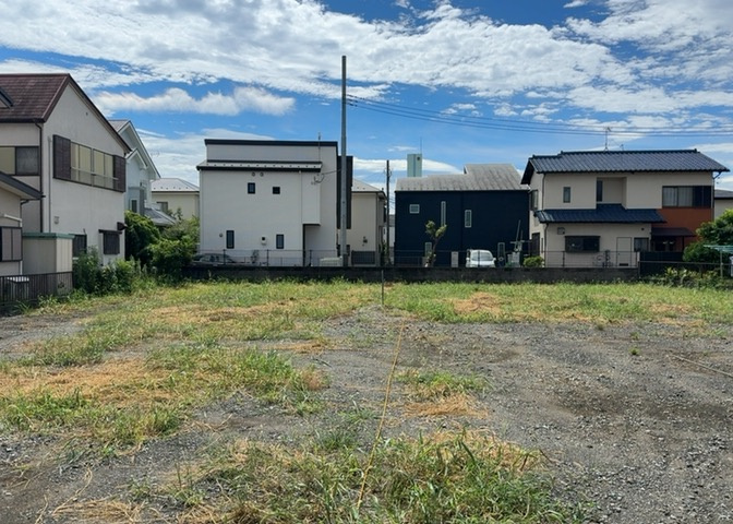 現地に行くなら、物件の周囲の地形がどうなっているかを見ることも大切です。周辺より低くなっている土地では、大雨などで水が集まりやすいため、地盤が弱くなっているということも考えられるため、注意が必要です。