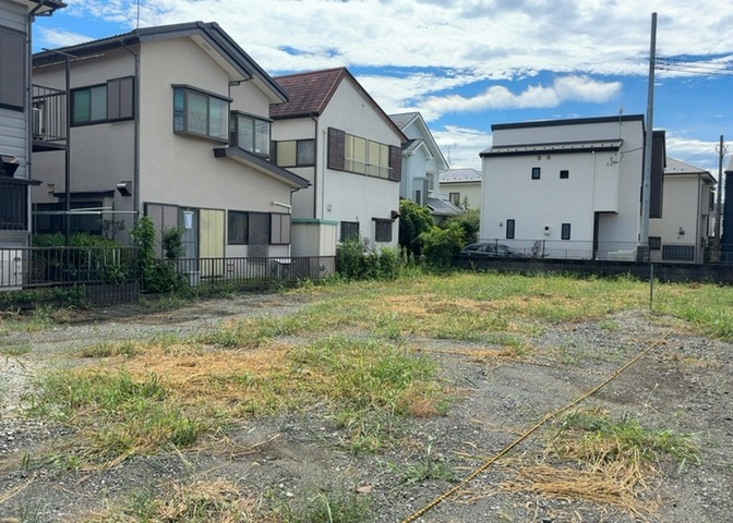 土地購入を検討されている場合、境界杭がない状態で購入してしまうと境界確定測量をする必要があり、費用がかかります。購入の前に、売主、隣土地所有者立ち合いのもと境界を確定し境界杭を設置するのがベストです。