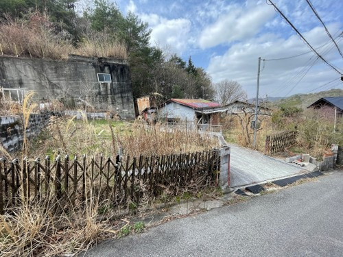 土地の南側は更地があります。