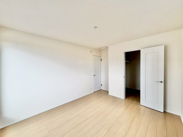 洋室7.2帖・WIC付き！収納の確保された住空間で、生活感を抑えてすっきりとした印象に。