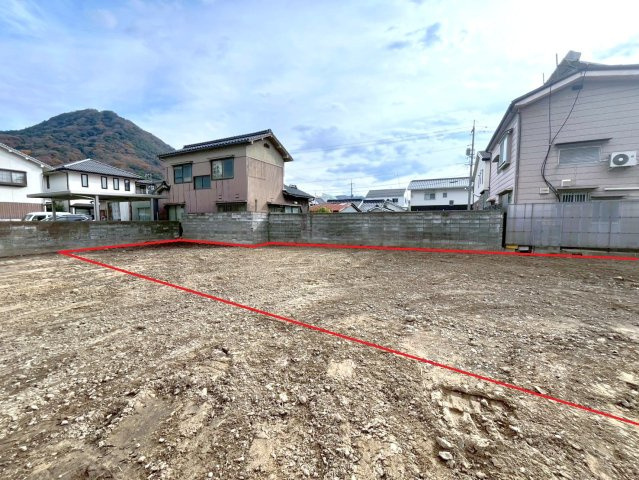 建築想定位置の南側隣地は月極駐車場になっています。
