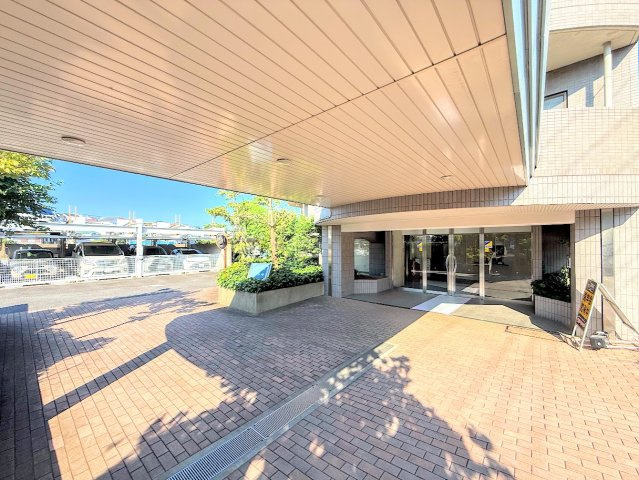 ◆エントランスは、マンションの「顔」印象を左右する大事な空間です。居住者の帰り、訪れる方を優しく迎えてくれます。
