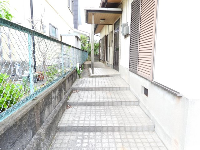 玄関アプローチの写真です。（令和6年6月撮影）