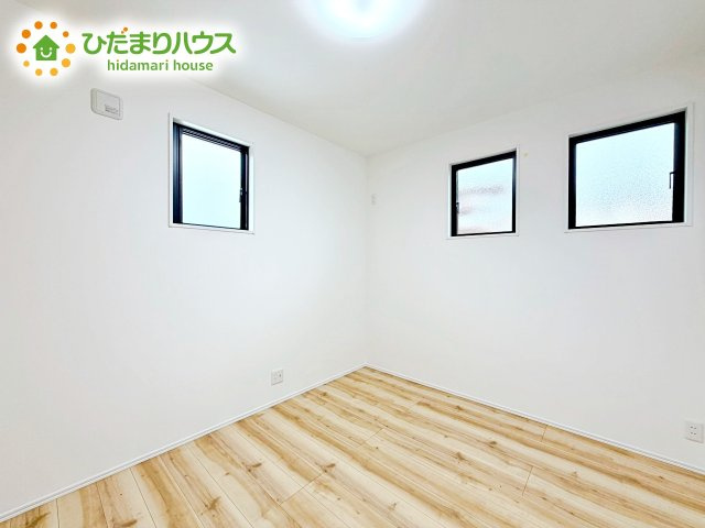 二面採光の設計で明るい時間帯は陽が入り、リラックス出来るお部屋となっています。