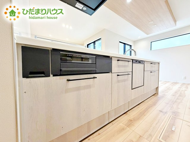 収納が多いのでキッチンの上は常にきれいに保てます！！　お料理がしたくなるそんな嬉しい・楽しいキッチンです♪