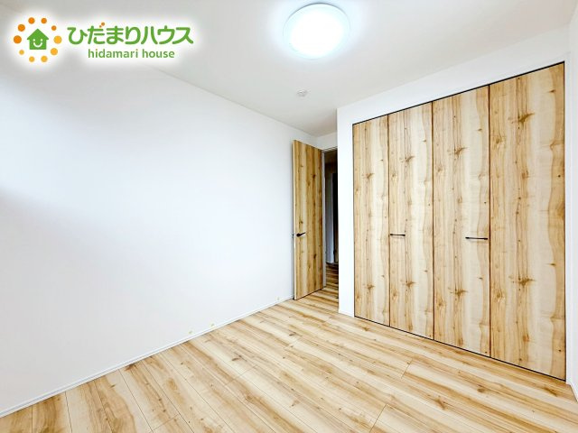 白い壁の洋室は、太陽の光だけでも十分明るく感じられますね