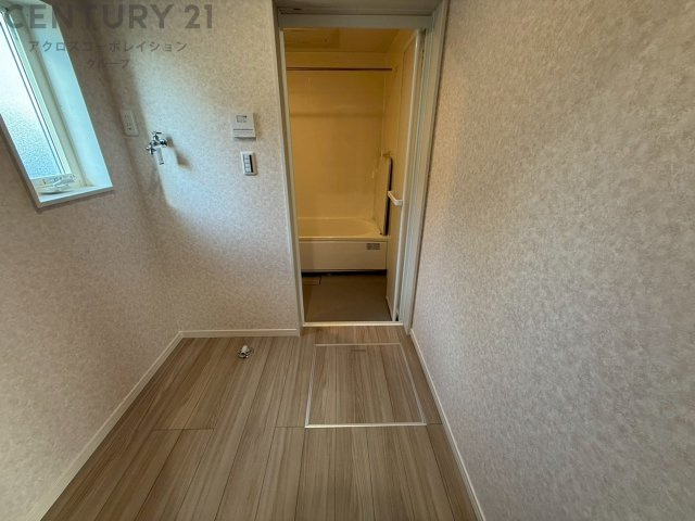 衣服の収納や脱ぎ着や整理整頓がしやすく、湿った衣類を乾燥させるスペースがありカビや臭いの発生を防ぎます。床の汚れを他の部屋に持ち込まず清潔を保つことができます。また快適な入浴環境の整備にも役立ちます。
