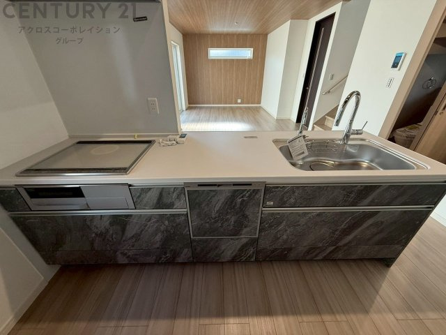 シンプルなデザインと使いやすさを兼ね備えた対面式システムキッチンは、効率的な作業スペースを提供し、家族やゲストとのコミュニケーションを促進します。