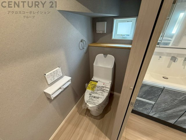 温水洗浄便座付トイレは温水洗浄機能により、暖かい水でおしりを洗浄することができ、冷たい水を使う従来の便座に比べ、温水洗浄機能で暖かいトイレを提供し、快適な使用を可能にします。
