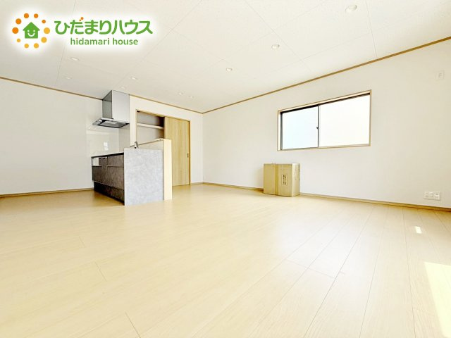 自然光が広がる心地よいリビングは家族の憩いの空間です。