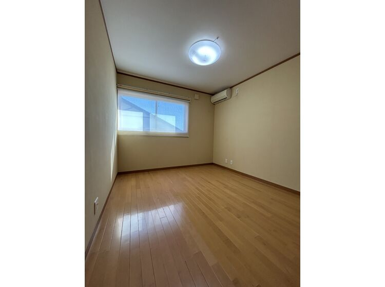 洋室：収納豊富なクローゼット付き