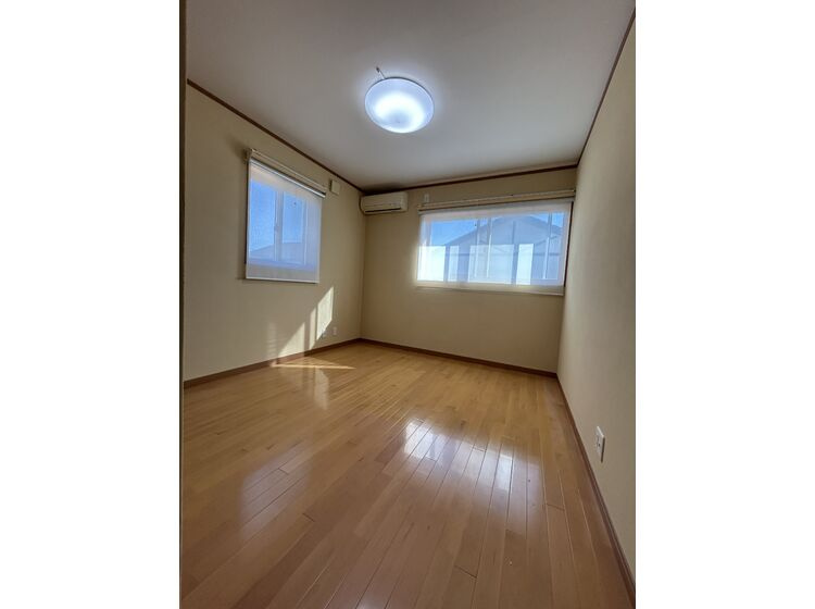 洋室：収納豊富なクローゼット付き