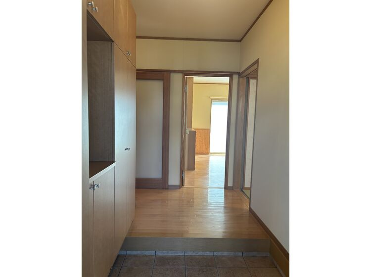 玄関：収納棚付き
