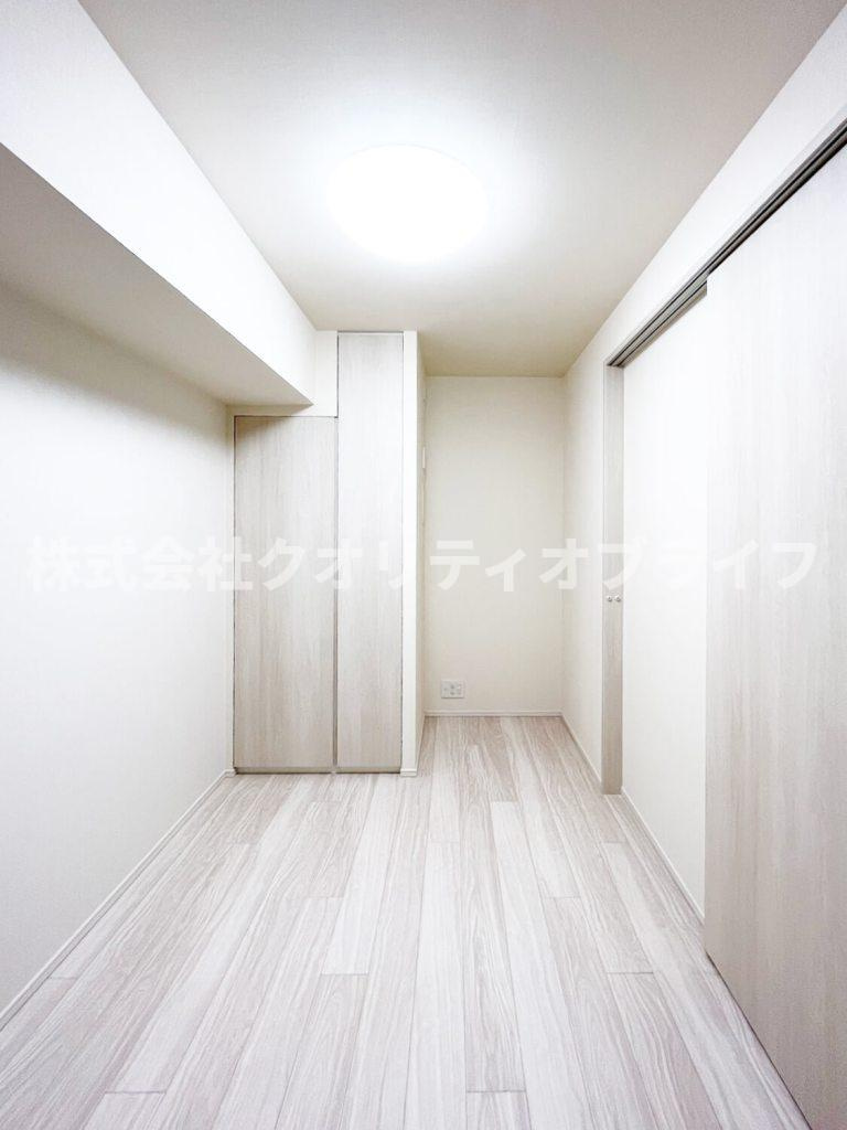 コンパクトながら使い勝手の良い洋室。