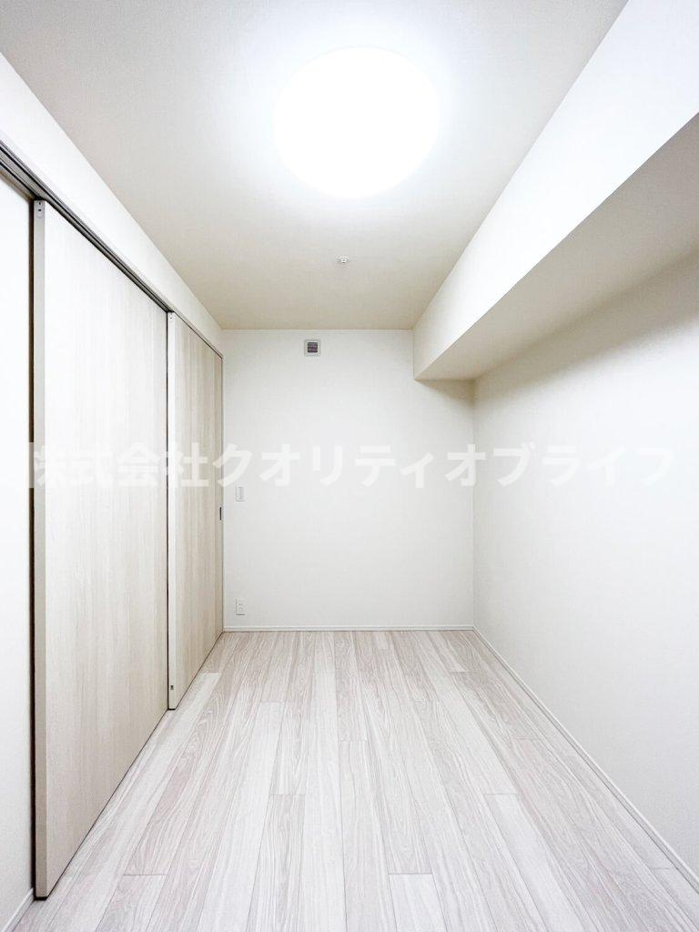 あえてこのままコストを抑えて暮らすも良し、アクセントクロスを貼ったりDIYで棚を取り付けたりと、自分好みのインテリア空間へ育てる楽しさもあります。