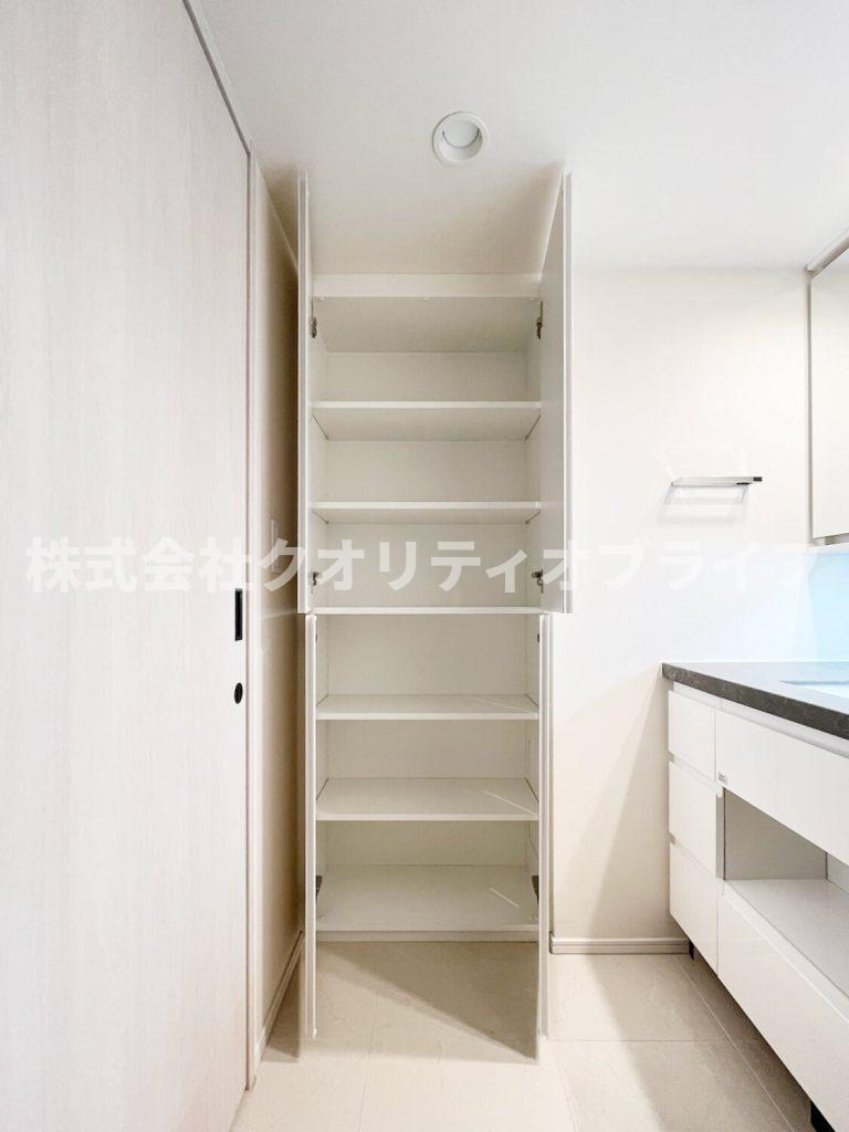 洗面所に収納ございますので、散らかりがちな洗面まわりの小物を隠してスッキリと片付けることができます。