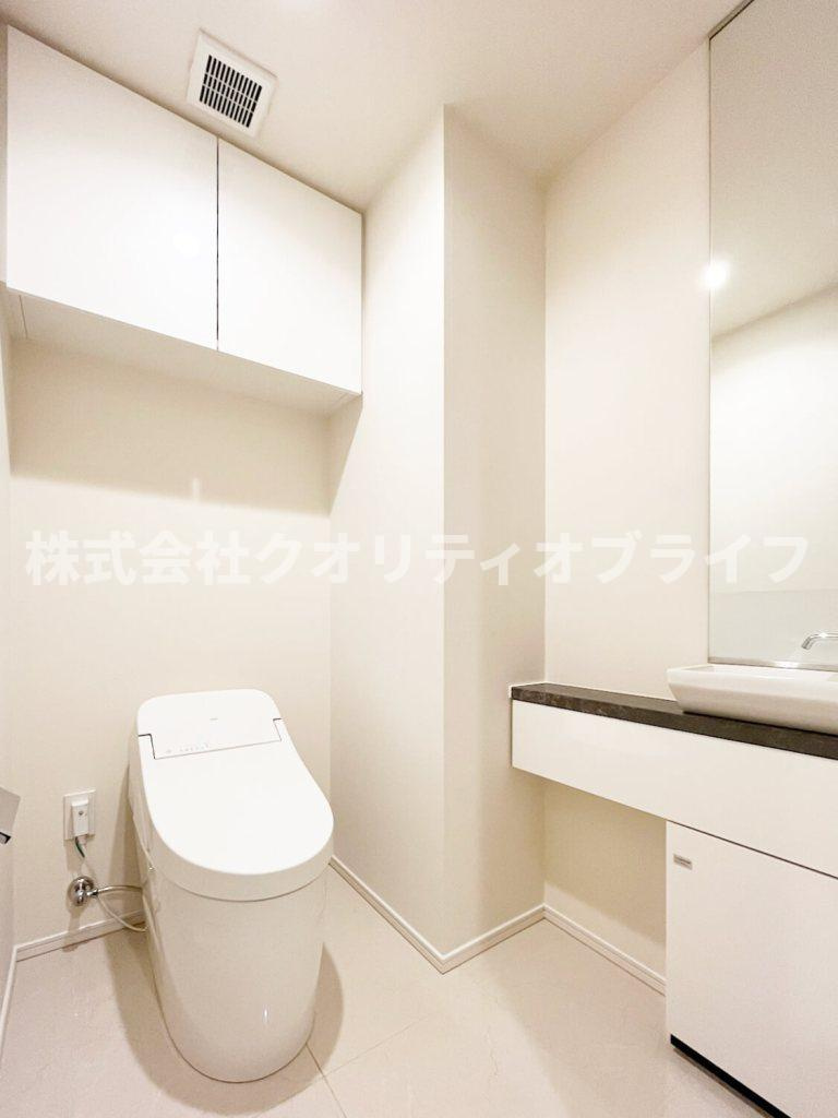衛生的で年中快適に使用できる温水洗浄便座付きのトイレ空間。便座をいつでも清潔に保てるだけでなく、お掃除がしやすい形状になっており、日々のちょっとしたお手入れのストレスを大幅に軽減してくれます。