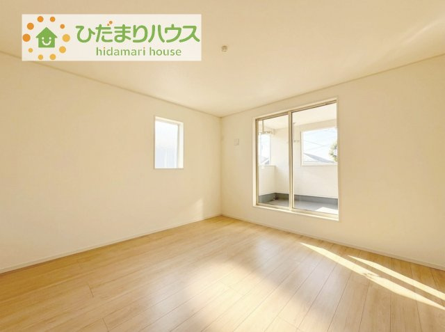 広めの主寝室は、ベッドの他にもパソコンデスクやドレッサーなども置けちゃいます(*^-^*)