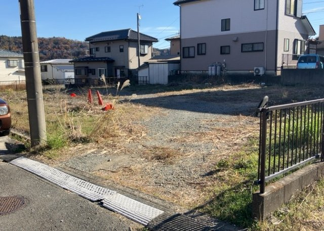 土地の形が極端に長細かったり、狭小地、あるいは道路との高低差がある傾斜地だった場合、後々売ろうとしても買い手がつかない場合もあります。後々、売却することになった時に価値の下がらない土地を選びましょう。