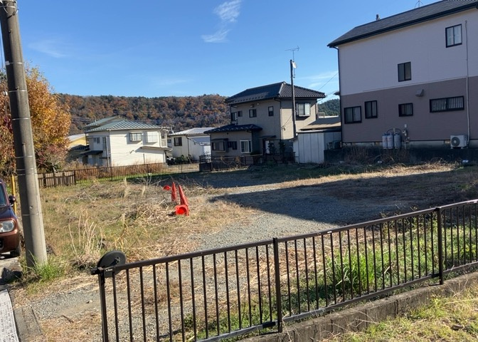 土地の面積＝住宅面積ではありません。建ぺい率の問題などで、土地のある場所によって住宅を建てられる面積は限られています。高さもしかり、「土地」という言葉の中には、建築条件も含まれると考えておきましょう。
