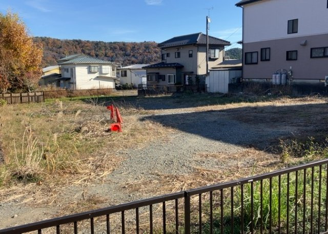 家を建てる場合、方位は要チェックです。現実的に日当たりのよい家ならばリビングは南側、建築基準法でも北側に当たる家への配慮は求められています。土地を見学に行く際は、方位磁針を持って行くようにしましょう。