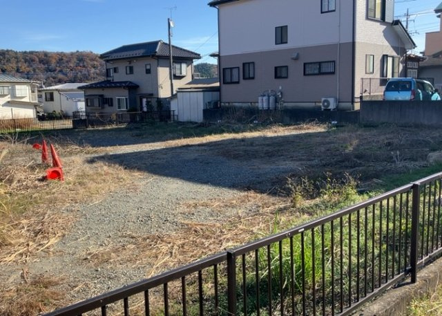 土地を買う際、住む地域の自治体や福祉の補助制度にも注目してみましょう。子供や老人の医療補助やゴミ出しのルールなど、自治体によってルールに大きな違いがあるため、暮らしやすい土地で判断するとよいでしょう。