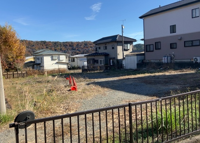 土地の前の道路に消火栓が設置されていることがあります。この場合、道路交通法第45条第1項により、駐車禁止の場所が指定されています。そのため、車庫などの駐車スペースをつくることができない場合があります。