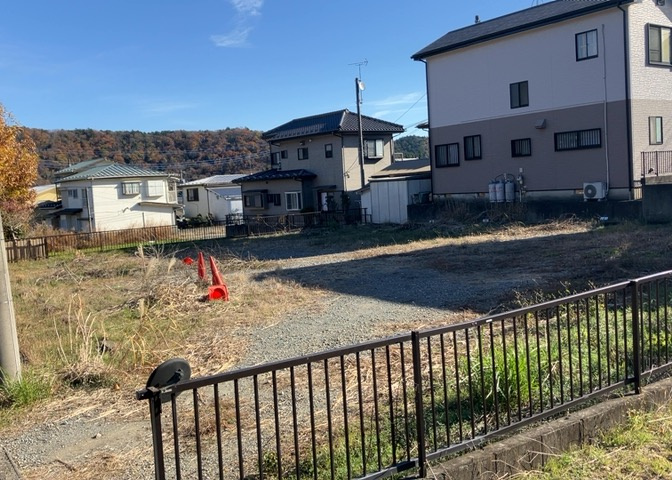 現地に行くなら、物件の周囲の地形がどうなっているかを見ることも大切です。周辺より低くなっている土地では、大雨などで水が集まりやすいため、地盤が弱くなっているということも考えられるため、注意が必要です。