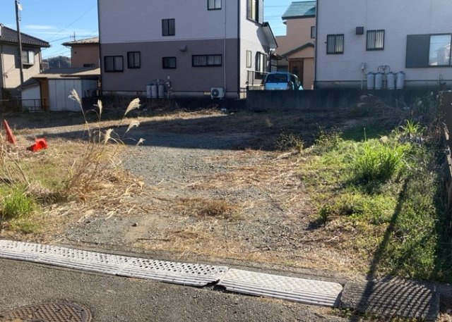 土地購入を検討されている場合、境界杭がない状態で購入してしまうと境界確定測量をする必要があり、費用がかかります。購入の前に、売主、隣土地所有者立ち合いのもと境界を確定し境界杭を設置するのがベストです。