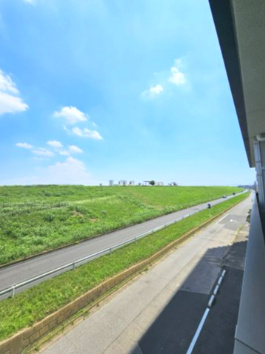 窓の外は江戸川の河川敷　何も遮るもののない眺望は、日々のストレスから解放されますね
