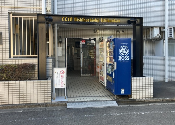 物件によっては、入居者が個人的に使用できる専用庭がついているものもあります。また、住宅の中にある土間の部分を庭と呼ぶこともあります。庭の用途は住む人によって変わり、それによってデザインもさまざまです。