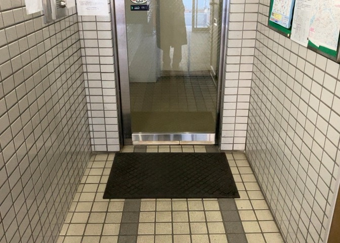 ラウンジは、マンションの共用スペースに椅子やテーブルなどを配置した利用者が寛げる空間です。屋内型ラウンジと屋外型ラウンジがあります。共用部分の管理状況と合わせて、詳細については現地でご確認ください。