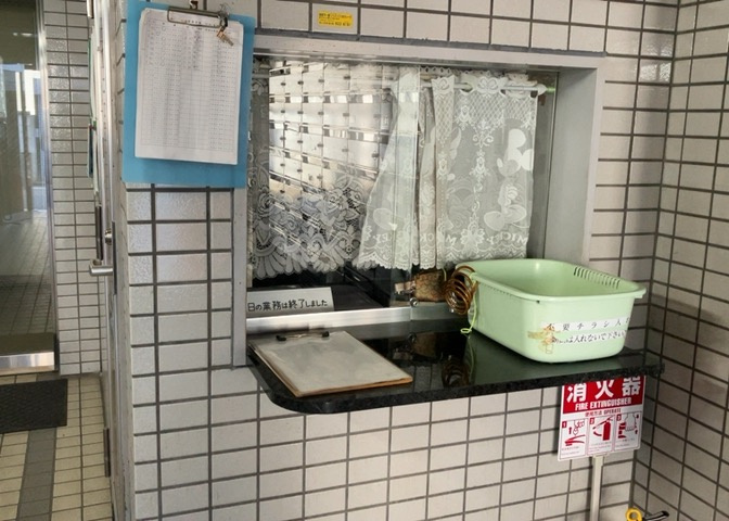 受付はマンションコンシェルジュがいる場合もあれば、管理人が滞在する小部屋を総称して呼ぶことがあります。主にエントランスに設置されていることから、防犯面でも期待ができます。防犯設備がない場合はより安心！