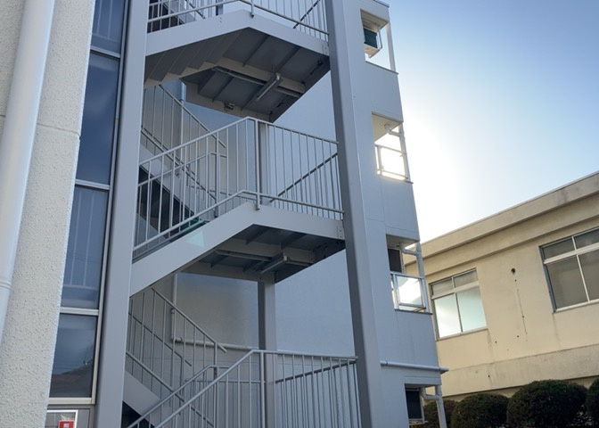 共用部分は、一棟の建物に住む区分所有者全員が共同で所有するとし、共用部分の管理、補修などは、区分所有者で形成される管理組合が行います。個人の判断で勝手に変更することはできませんので覚えておきましょう。