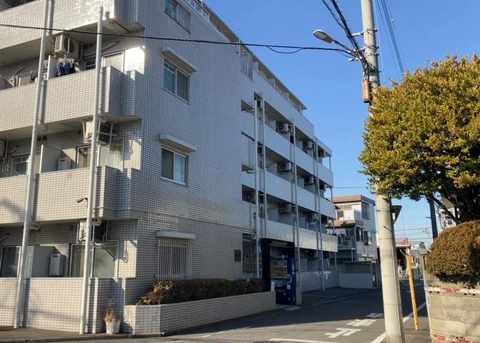 隣家の土地はどうなっているのか、生活利便施設が近くにあるのか、学校まで近いかなど、お客様のライフスタイルにあわせたイメージが重要です。また、近くにあると困る施設が近くにないかも確認するといいでしょう。