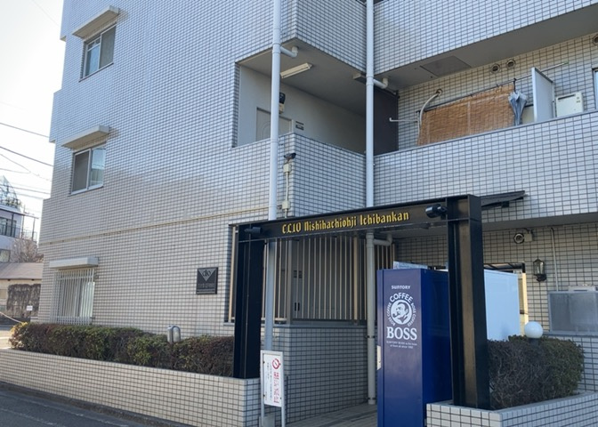 道幅が広い場所は日当たりや風通が良好です。幅が広いのですれ違いも可能ですし大きな車でも駐車可能！一方で、大型車が通ることも多くなるため交通量の増加により騒音に繋がります。また土地の値段が高くなります。