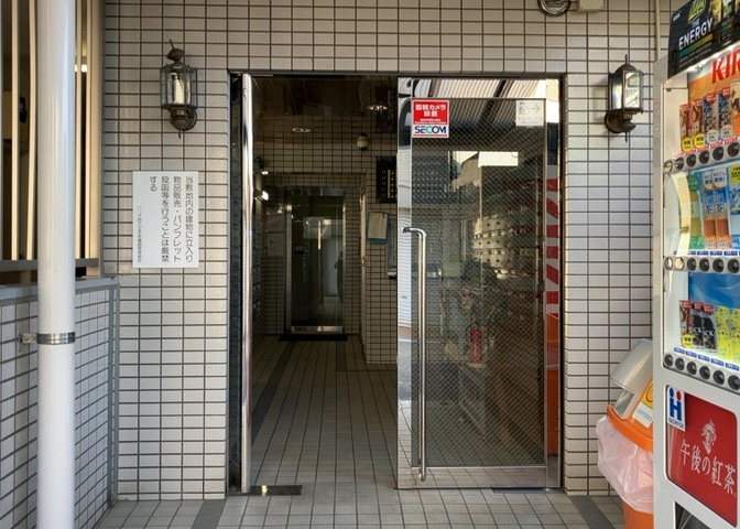 玄関は家の顔でもあり、家族以外の目にも止まる場所です。玄関は外との間を仕切る扉、靴などをしまっておく収納スペース、靴脱ぎのたたきスペース、来客とのやり取りをするドアホンなど複数のアイテムからなります。