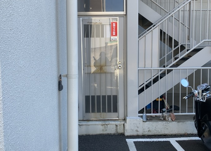 共有部分は、住民なら誰もが使える設備のこと。例えば駐車場やエレベーター、インターネット設備、セキュリティ設備などがあります。他にも、マンションの廊下・外部階段やエントランス・ゴミ置き場などがあります。
