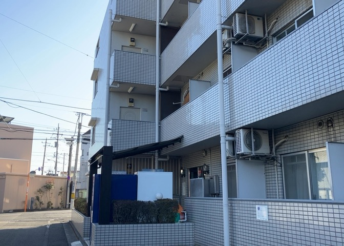 共用部分は、一棟の建物に住む区分所有者全員が共同で所有するとし、共用部分の管理、補修などは、区分所有者で形成される管理組合が行います。個人の判断で勝手に変更することはできませんので覚えておきましょう。