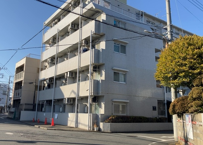外観はマンション管理がされているかの目安になります。築年数が古いと、壁面は劣化してひび割れが生じることも！建物が古びていても細かいところが修繕されていると、きちんと管理されているなぁと感じるでしょう。