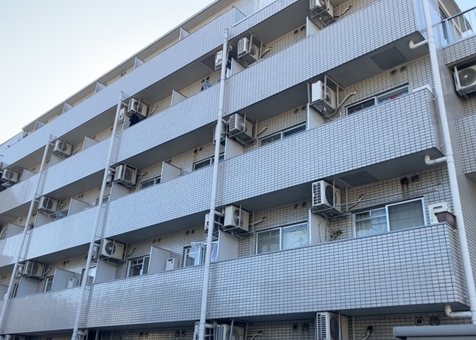 一般的なバルコニーは、奥行1.5ｍ程ですが、ワイルドバルコニーは2ｍまで広がっています。そのため洗濯物の間隔をあけ干すことができ、乾きやすいというメリットや、ガーデニングが楽しめる等の特徴があります。
